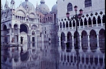 Wildenfels: Schlossgalerie zeigt Bilder aus Venedig - Der Dogenpalast spiegelt sich im Hochwasser. 