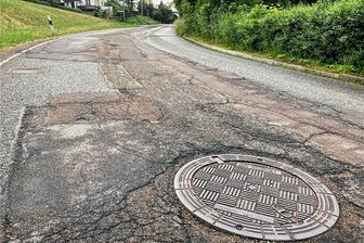Wildenfels: Schönauer Straße soll nächstes Jahr eine neue Decke erhalten - Die Schönauer Straße in Wildenfels soll 2024 eine neue Decke erhalten.