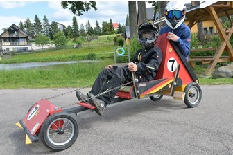 Wildenfels: Seifenkisten folgen auf Schlauchboote - Der 13-jährige Philipp Reinhold (vorn) und der 14-jährige Erik Kaiser starten beim Seifenkistenrennen mit ihrer selbst gebauten Kiste.