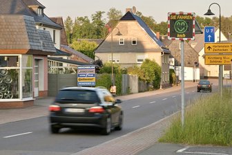 Wildenfels setzt auf Super-Blitzer gegen Raser auf der Ortsdurchfahrt - Eine Geschwindigkeitsanzeige soll Kraftfahrer in Wildenfels an Tempo 50 erinnern.