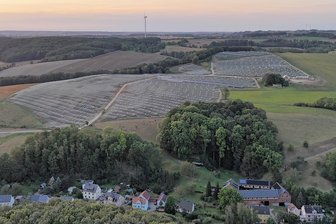 Wildenfels: Solarpark im Ortsteil Schönau nimmt Gestalt an - Der Solarpark im Wildenfelser Ortsteil Schönau. Dahinter, in der Nähe des Windrades, verläuft die A 72.