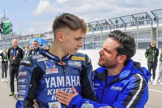 Wildenfelser fährt als amtierender Meister nur hinterher - Der ehemalige Moto3-Weltmeister Sandro Cortese (rechts) schwört Marvin Siebdrath auf die Rennen auf dem Sachsenring ein und gibt dem jungen Wildenfelser letzte Tipps.