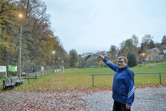 Wildenfelser Fußballer hoffen auf Geld für neue Flutlichtanlage - Der Fußballplatz des VfL Wildenfels an der Lindenallee. Platzwart Günther Niemann zeigt die alte Flutlichtanlage, die der Verein durch eine moderne ersetzen möchte.