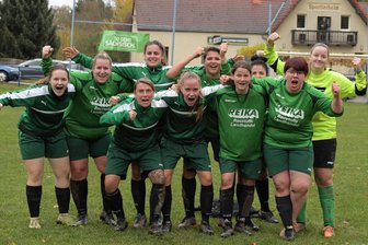 Wildenfelser Fußballerinnen bezwingen Spitzenreiter Waldenburg - Sportlich läuft es für Kapitänin Jenny Doß (vorn, 2. von links) und die Fußballerinnen des VfL Wildenfels in dieser Saison bisher sehr gut. Für den erhofften Traum aufs Großfeld fehlt der Mannschaft aber noch ein wenig Unterstützung.