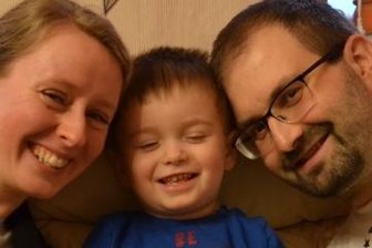 Wildenfelser kämpft für seine Familie - Ralf Jacob mit seiner Frau Michaela und dem zweijährigen Söhnchen Konstantin.