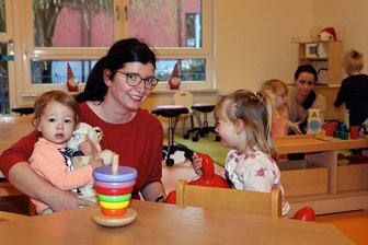 Wildenfelser Kita: Nach Anbau jetzt alle unter einem Dach - Erzieherin Lysann Meyer (vorn) hat mit ihren Schützlingen von den neuen Räumen im Kita-Anbau schon Besitz ergriffen. 