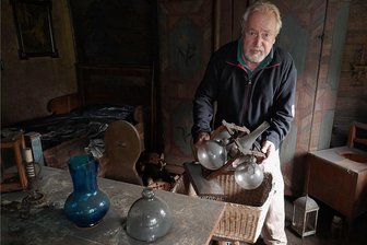 Wildenfelser Parkschänke: Nach dem Brand ist jetzt Ausräumen angesagt - Vereinschef Johannes Heyder schafft verrußte Ausstellungsgegenstände aus der durch den Brand im Inneren stark beschädigten Parkschänke heraus. 