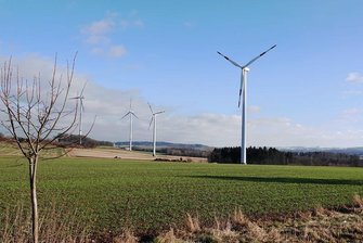 Wildenfelser Rat fordert vor Windradbau Bürgerbeteiligung - Die zwei rechten Windräder sollen abgebaut werden und ein mehr als 100Meter höheres entstehen. Dabei befinden sich auf der anderen Seite der A 72 in nur etwa 500 Metern Entfernung Wohnhäuser. 