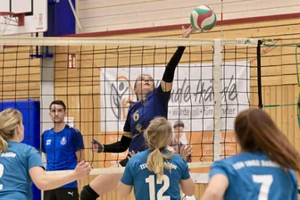Wildenfelser Volleyballerinnen sammeln am ersten Heimspieltag in der Sachsenklasse viele positive Eindrücke - Josefin Werth (am Ball) und die Volleyballerinnen des VfL Wildenfels streckten sich am Heimspieltag vergeblich. Beide Partien gingen am Samstag verloren.