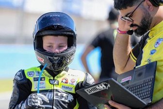 Wildenfelser wagt nächsten Schritt in Spanien - Mika Siebdrath bekommt von seinem Techniker die letzten Infos vor dem Saisonauftakt in Jerez.