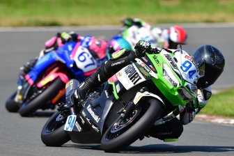 Wildenfelser wird ausgebremst - Auf seiner Kawasaki war Marvin Siebdrath (vorn) auf dem Schleizer Dreieck stets schnell unterwegs. Dass am Ende nur ein Podestplatz in den beiden Rennen zu Buche stand, lag nicht alleine an seiner Leistung.