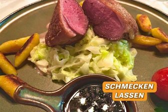 Wildentenbrust mit Rahm-Wirsing, Gnocchi und Johannisbeersauce - das Rezept von Bruno Erfurt - Eine leckere Herbstkreation: Wildentenbrust mit Rahm-Wirsing, Gnocchi und Johannisbeersauce.