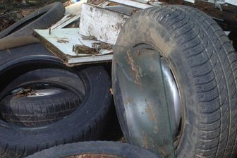 Wilder Müll kostet Kreis 93.000 Euro - Wer im Wald Pilze sucht, findet manchmal etwas ganz anderes: neben Altreifen auch Bauschutt zum Beispiel - oder ausgediente Elektrogeräte. 