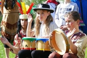Wilder Westen auf dem Sportplatz - Für Musik sorgten unter anderem Ernesto, Pia und Elias (von links) mit ihren Trommeln.