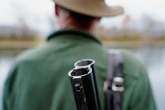 Wilderei-Vorwurf im Vogtland: Polizist soll illegal auf Jagd gegangen sein - Jäger mit Jagdgewehr: Mit den Feinheit des sächsischen Jagdrecht muss sich seit Donnerstag das Amtsgericht beschäftigen.
