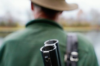Wilderei-Vorwurf: Polizist soll illegal auf Jagd gegangen sein - Jäger mit Jagdgewehr: Mit den Feinheit des sächsischen Jagdrecht muss sich seit Donnerstag das Amtsgericht beschäftigen.