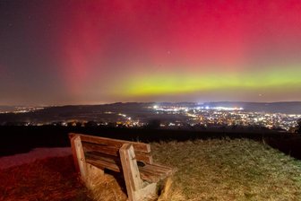 Wildes Farbenspiel am Nachthimmel: Polarlichter erleuchten das Erzgebirge – Die schönsten Bilder - Fotograf André März gelang am Montagabend nahe Zwönitz diese spektakuläre Aufnahme.