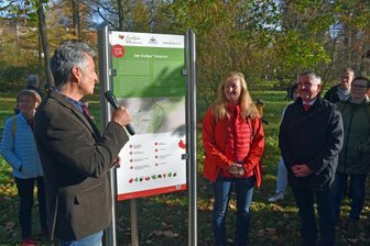 Wildkräuterpark in Oederan eröffnet: Speiseplan wird zukünftig von essbaren Wildpflanzen bereichert - In Oederan ist am Samstag der erste Essbare Wildpflanzenpark Sachsens eröffnet worden. Fast 200 Gäste folgten der Einladung, einer erste Exkursion in den Stadtwald zu unternehmen. Im Bild unter anderem Markus Strauß (2. v. r.), der als Ideengeber dieses bundesweiten Projektes gilt.