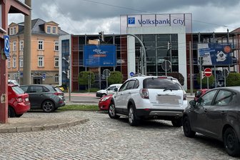 Wildparken an der „Zenti“ in Zwickau: So rücksichtslos stellen Autofahrer ihre Pkw ab - Ob noch andere Autos an ihm vorbeifahren können, scheint dem Besitzer des weißen Pkws egal zu sein. Er parkt in einer Kurve an der früheren „Zenti“.