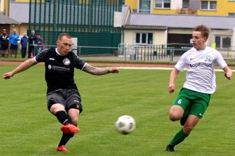Wilds Doppelpack entscheidet die Begegnung - Winter-Zugang Danny Wild (links, im Duell mit Klaffenbachs Paul Frommann) war am Sonntag mit zwei Treffern Merkurs Mann des Tages beim Oelsnitzer 2:0-Sieg gegen die Rand-Chemnitzer. 