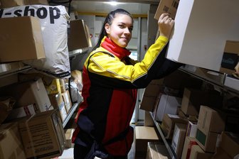 Wildschweine, Autotüren und ein Lächeln: So liefert Jenny Grunert in Zwickau Pakete aus - Wie alle anderen räumt Jenny Grunert ihr Fahrzeug selbst ein. Dazu muss sie am Morgen große Boxen voller Pakete entladen und die Fracht dann so einsortieren, dass sie auf ihrer Route alles möglichst schnell findet.