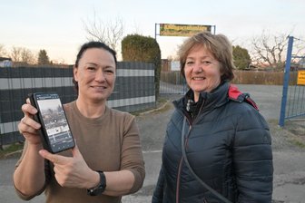 Wildtiere mitten in Zwickau: Anwohner wundern sich über Rehe im Wohngebiet - Mandy Zimmermann (l.) und Mandy Pöhler vorm Eingang zur Kleingartenanlage „Einheit“ in Zwickau-Schedewitz. Das Video auf dem Smartphone zeigte Rehe im Garten.