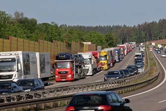 Wildwest auf der A 72 bei Zwickau: Gedrängelt, gerammt und zuletzt ein Sprung auf die Motorhaube - Die A 72 – hier zwischen Zwickau Ost und Hartenstein – ist wegen Staus oft in den Schlagzeilen. Dieses Mal ging es um Nötigung.