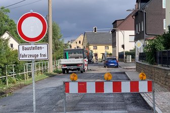Wildwest in Mülsen: Munteres Treiben hinter der Sperrscheibe - Wer kann denn da nicht lesen? Wieder mogelt sich ein Pkw durch die Baustelle.
