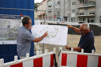 Wildwest-Zustände, Baufortschritt und ein Lichtblick – So ist die Lage auf Zwickauer Großbaustelle - Tiefbauamtsleiter Thomas Pühn und HTR-Bauleiter Thomas Schmidt erklären an Hand verschiedener Pläne, wie sich die einzelnen Bauabschnitte gestalten und wie der Planitzer Markt künftig aussehen soll.