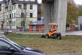 Wildwuchs am Viadukt in Schwarzenberg: Kleiner Rasentraktor löst große Freude aus - Die Mäharbeiten am Viadukt in Schwarzenberg wurden von vielen mit Freude zur Kenntnis genommen.