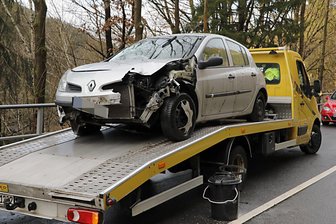 Wilischthal: Renault kracht in Bus - Der Renault musste abgeschleppt werden.