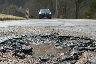 Wilischthaler Anwohner erzielen Erfolg im Kampf um ihre Zufahrt - Die Plattenstraße auf dem Bahngelände ist von Schlaglöchern und notdürftigen Flickungen gezeichnet. 