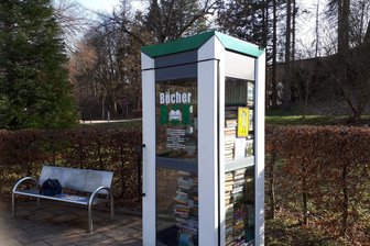 Wilkau-Haßlau: Bücherzelle im Stadtzentrum wäre denkbar - Die Bücherzelle in Werdau ist stets gut bestückt. Hier können Bücher kostenlos ausgeliehen werden.