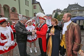 Wilkau-Haßlau: Carnevalsverein entert Rathaus - Das Prinzenpaar Micha I. (rechts) und Anne I. (daneben) nimmt den Schlüssel für das Rathaus entgegen.