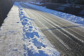 Wilkau-Haßlau: Frost zerstört Asphaltdecken nach Glasfaserausbau - Der angehobene Asphalt in der Lessingstraße ist auch eine Gefahr für den Winterdienst.