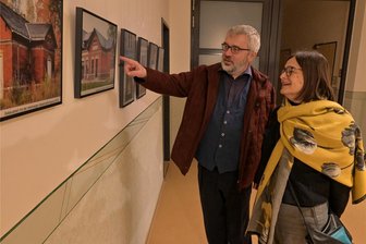 Wilkau-Haßlau: Im früheren Bahnhof fühlen sich Kinder und Jugendliche wohl - Staatssekretärin Barbara Meyer hat den ehemaligen Bahnhof in Wilkau Haßlau besucht – ier im Gespräch mit Bürgermeister Stefan Feustel.