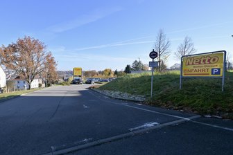 Wilkau-Haßlau: Kein neuer Fußgängerweg zum Einkaufsmarkt - Die Zufahrt zum Netto-Markt soll keinen Überweg für Fußgänger erhalten.