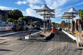 Wilkau-Haßlau: Neue Busspur im Stadtzentrum ist fast fertig - Granitplatten und alte Asphaltschicht sind entfernt, der Untergrund befestigt. Es fehlt die neue Asphaltdecke.