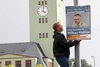 Wilkau-Hasslau: Nur ein Kandidat tritt am Sonntag zur Bürgermeister-Wahl an - Außer Konkurrenz und trotzdem offensiv: Wilkau-Haßlaus Bürgermeister Stefan Feustel wirbt um eine möglichst hohe Wahlbeteiligung. CDU-Parteikollege und Stadtrat Toni Rißmann hing am Montag Plakate auf.