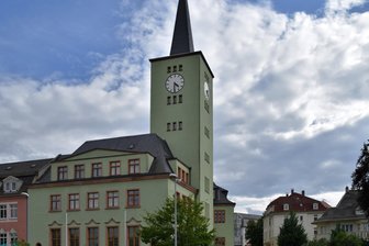 Wilkau-Haßlau ringt mit Haushalt: Genehmigung trotz großer Probleme – Heftige Kritik am Freistaat - Die Stadt Wilkau-Haßlau hat einen Haushalt. Viel anfangen kann sie damit nicht.