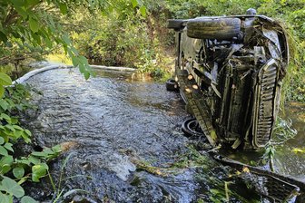 Wilkau-Haßlau: Skoda landet im Rödelbach – Feuerwehr errichtet Ölsperre - Ein Skoda landete nach einem Unfall im Rödelbach in Wilkau-Haßlau.