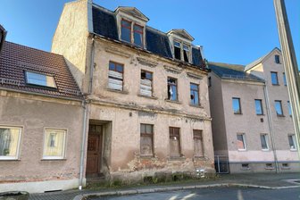 Wilkau-Haßlau: Stadtrat stimmt dem Verkauf eines ungenutzten Grundstückes zu - Das marode Haus Neuwilkauer Sraße 19 wurde 2021 abgerissen. Jetzt wurde die Freifläche verkauft.