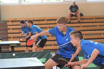 Wilkau-Haßlau startet mit Punktgewinn in die Tischtennis-Sachsenliga - Die Wilkau-Haßlauer Youngster Erik Balazs (links) und Lenny Schubert (rechts) gewannen in Holzhausen ihr Doppel. Das Foto zeigt sie bei einem Heimspiel aus der Vorsaison.