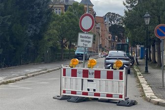 Wilkau-Haßlau: Stromleitungen werden zu Erdkabeln: Autofahrer in Neuwilkau sind auf Schleichwege angewiesen - Obwohl von Bautätigkeit nicht viel zu sehen ist, ist die Culitzscher Straße als wichtige Ortsstraße gesperrt.
