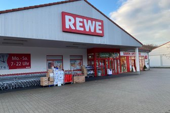 Wilkau-Haßlau: Verhandlungen über neuen Rewe-Standort vor dem Abschluss - Die Immobilie, die derzeit von Rewe genutzt wird, gehört Edeka. Sie soll abgerissen und durch einen Neubau ersetzt werden.