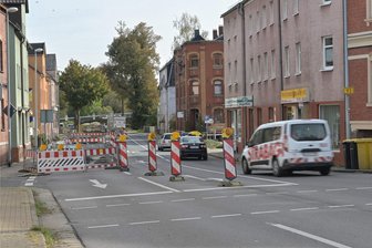 Wilkau-Haßlau: Vollständige Verlegung einer Erdgasleitung an B 93 muss verschoben werden - Noch ist die B 93 halbseitig gesperrt. Wegen Verzug muss der Rest der Baumaßnahme verschoben werden.