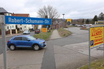 Wilkau-Haßlau: Weshalb es keinen neuen Fußgängerüberweg an der Cainsdorfer Straße gibt - Autos haben an der Einmündung der Robert-Schumann-Straße weiter freie Fahrt.