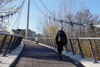 Wilkau-Haßlauer Hängebrücke braucht eine Frischekur - Risse auf dem Belag der Hängebrücke in Wilkau-Haßlau.