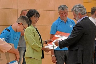 Wilkau-Haßlauer Sandberggymnasium für Förderung des Schulsports ausgezeichnet - Schulleiterin Katrin Eidner nimmt die Auszeichnung entgegen. 