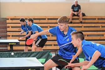 Wilkauer Tischtennisspieler starten souverän in die Saison - Erik Balasz (vorn links) und Lenny Schubert (vorn rechts) verstärken seit dieser Saison das Tischtennis-Landesligateam des SV Muldental Wilkau-Haßlau. Das peilt den Aufstieg in die Sachsenliga an.
